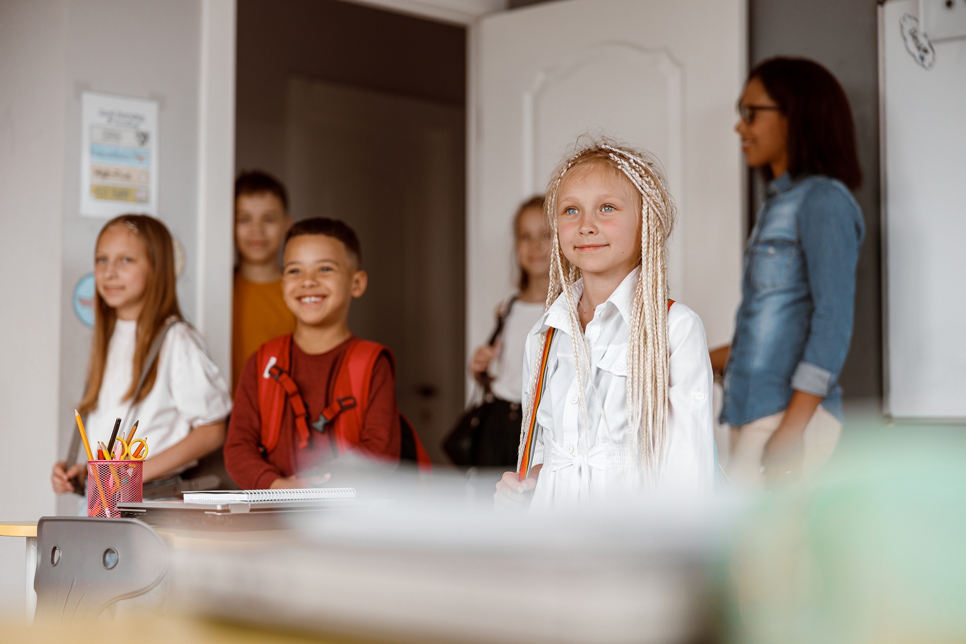 Enfants debout en classe à l'école