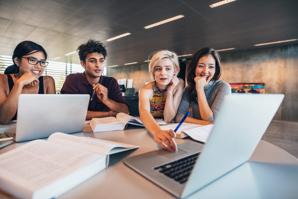 Étude de groupe pour la mission scolaire