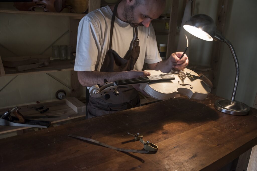 Luthier ajustant le poste sonore d'un violon