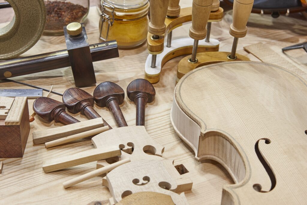Luthier travaille sur un violon