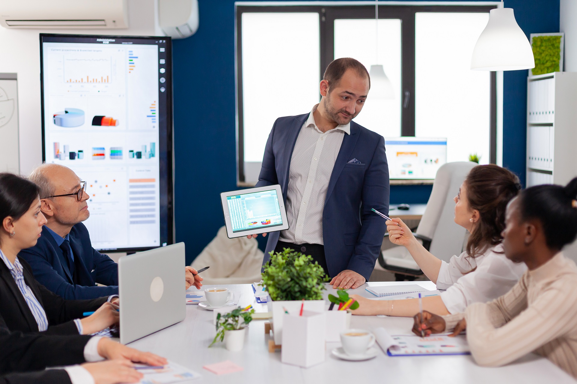 employé pose des questions à la direction