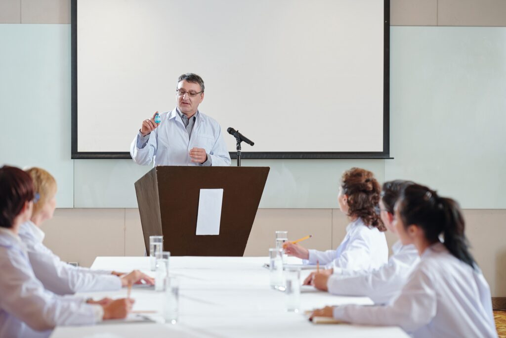 Chercheur parlant à la conférence