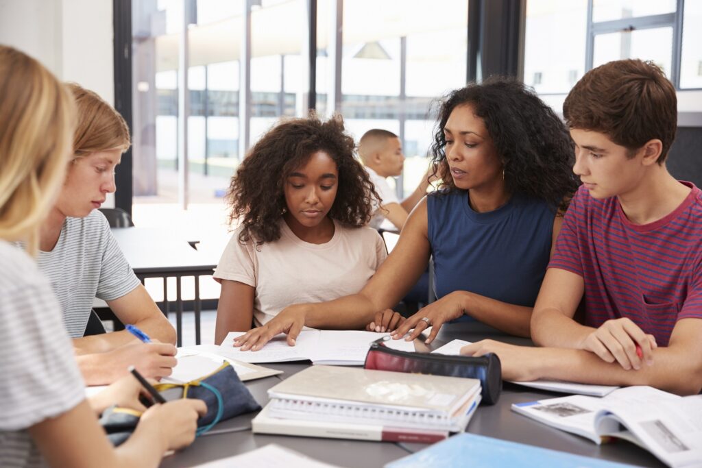 Enseignant étudiant des livres scolaires