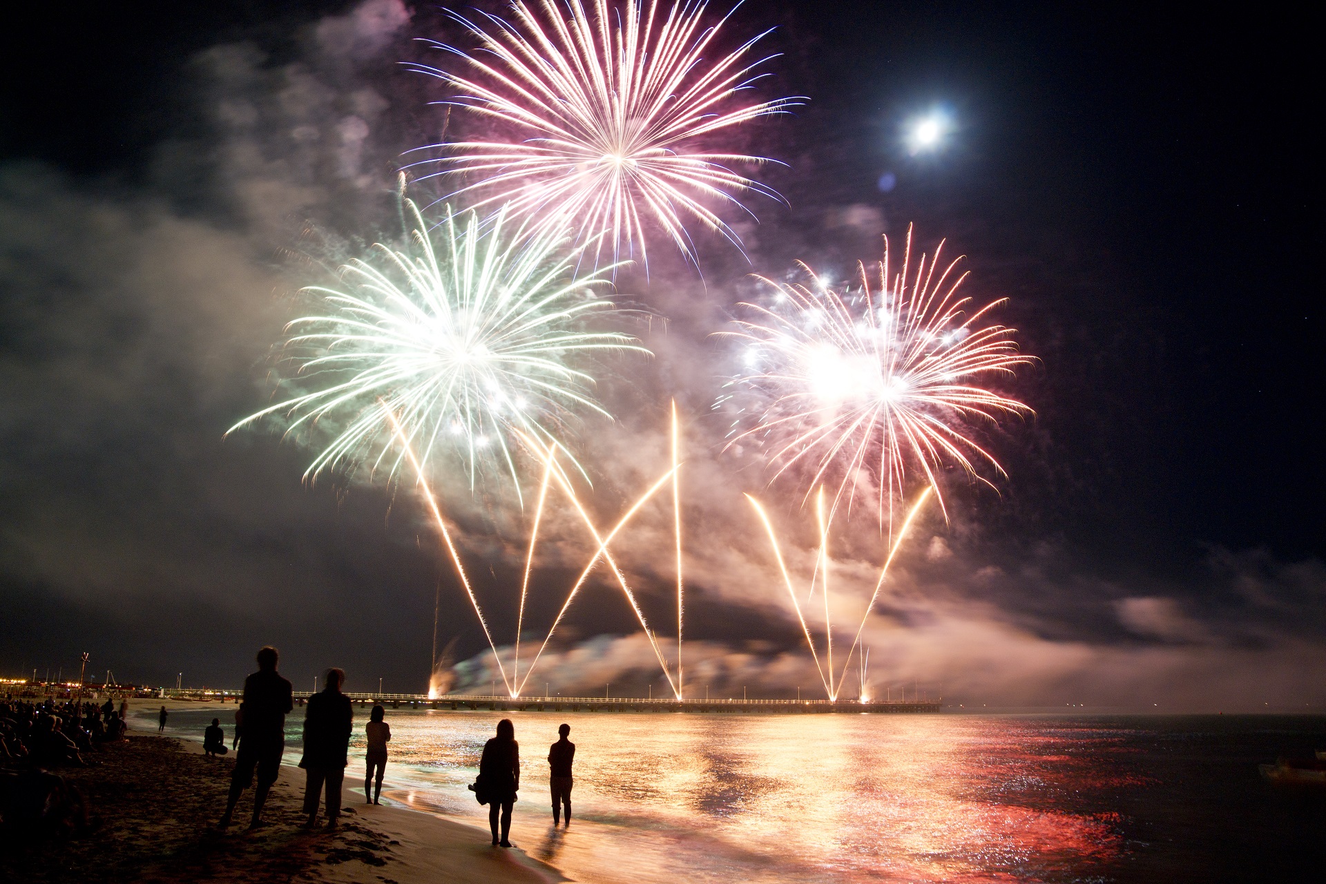 Feux d'artifice en bord de mer