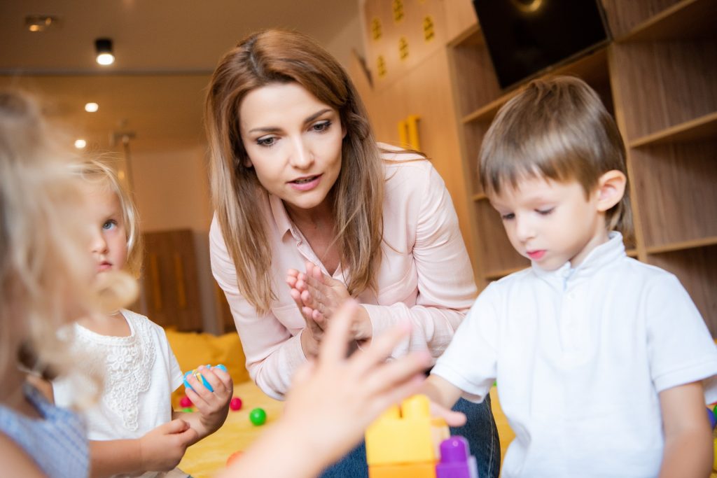 éducateur et des enfants