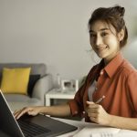 Femme asiatique étudiant en ligne