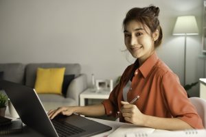 Femme asiatique étudiant en ligne